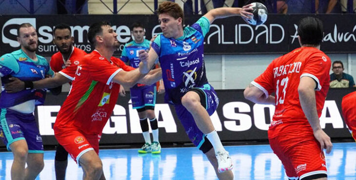 Dani Serrano armando el brazo ante la defensa del Bada Huesca.