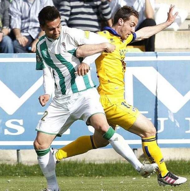David Prieto defendiendo la blanquiverde ante el Alcorcón.