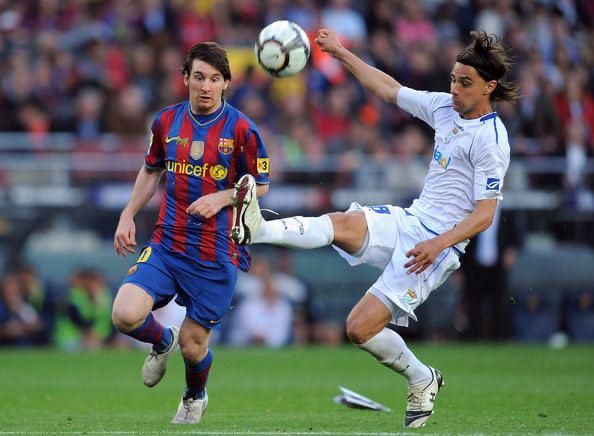 David Prieto al corte ante Messi en un partido con el Xerez frente al Barça