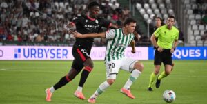 Alberto del Moral cubre el balón ante un rival.