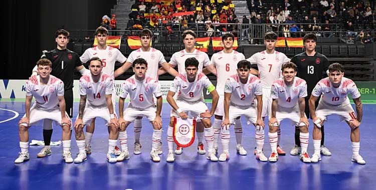 Formación de España sub19 en la final del Campeonato de Europa.