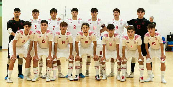 Samu Leña, con el dorsal 15, en la formación del partido de su debut con España sub19. Foto: RFEF