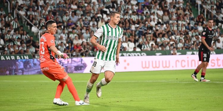 Adri Fuentes ante el meta de la Cultural Leonesa Edgar Badía.