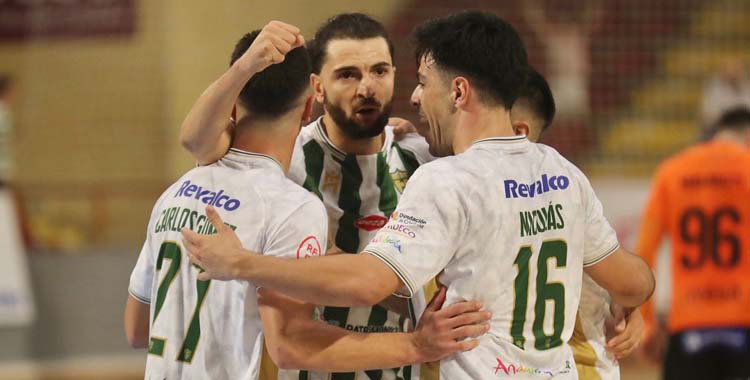 Los jugadores blanquiverdes festejan un gol.