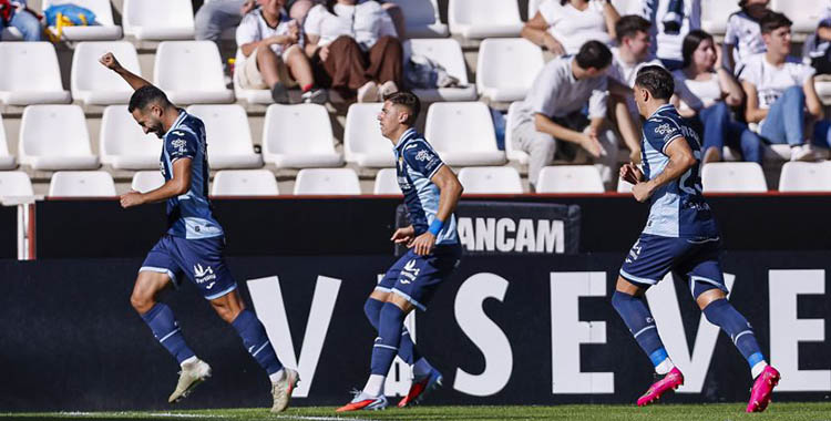 Rubén Alves celebrando el gol que abría la cuenta en Albacete.
