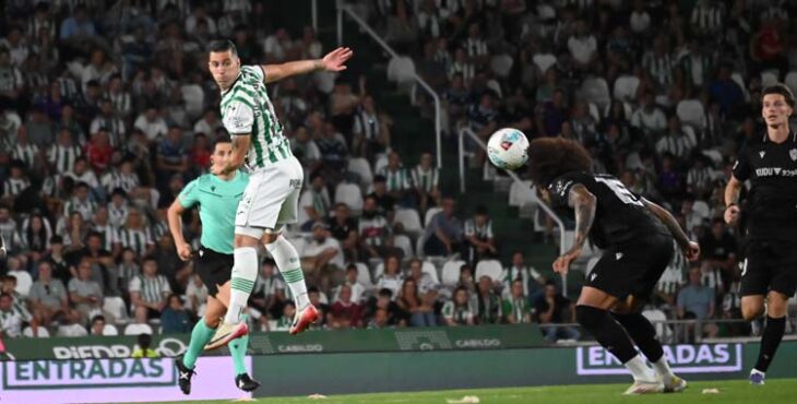 Sergi Guardiola en una acción de ataque ante el Almería.