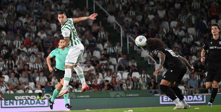 Sergi Guardiola en una acción de ataque ante el Almería.