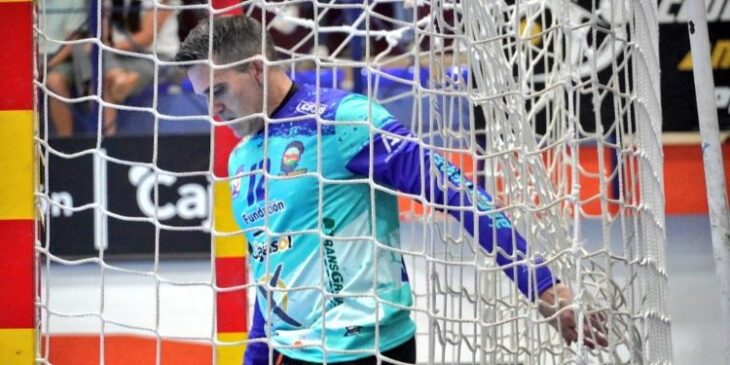 Álvaro de Hita dentro de su portería