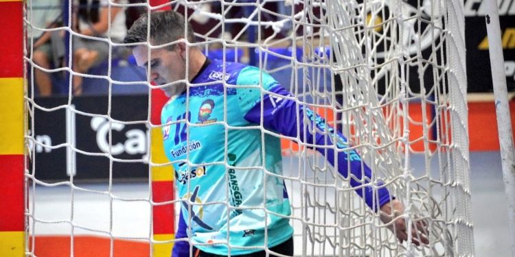 Álvaro de Hita dentro de su portería