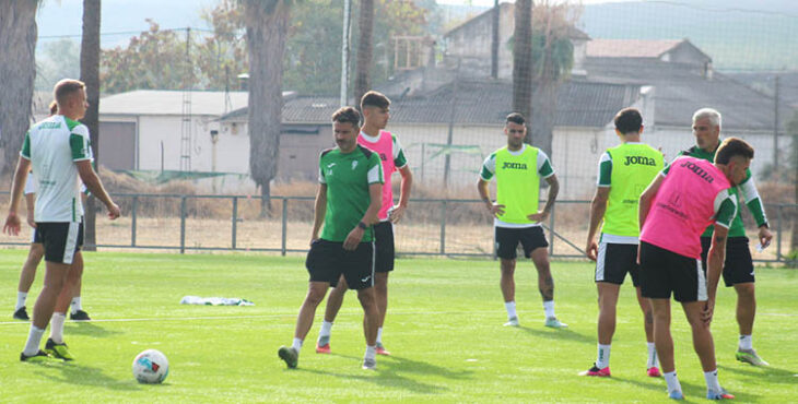 Iván Ania con sus hombres en el último entrenamiento antes del partido de Copa en Cieza.