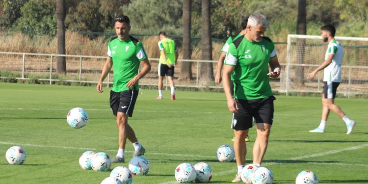 Iván Ania en la Ciudad Deportiva junto a César Negredo.