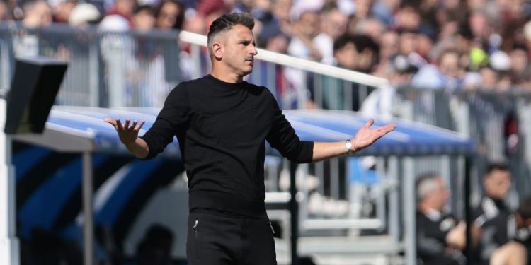Iván Ania lamentándose del juego de su equipo en Zaragoza.