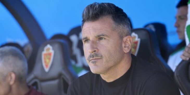 Iván Ania en el banquillo del Ibercaja Estadio de Zaragoza.