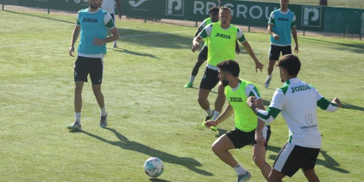Jacobo controla el balón en el rondo.
