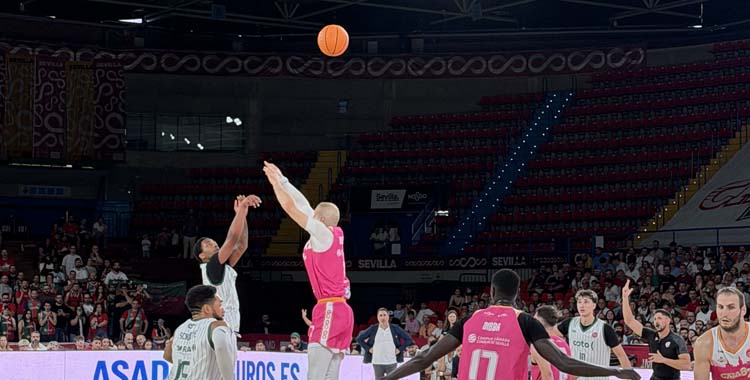 Ja'Monta Black lanza un triple en San Pablo.
