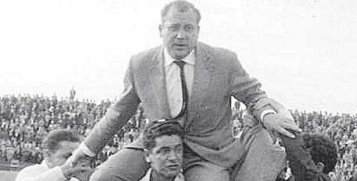 José Salinas, padre de José Miguel Salinas, alzado a hombros tras el ascenso a Primera División del Córdoba.