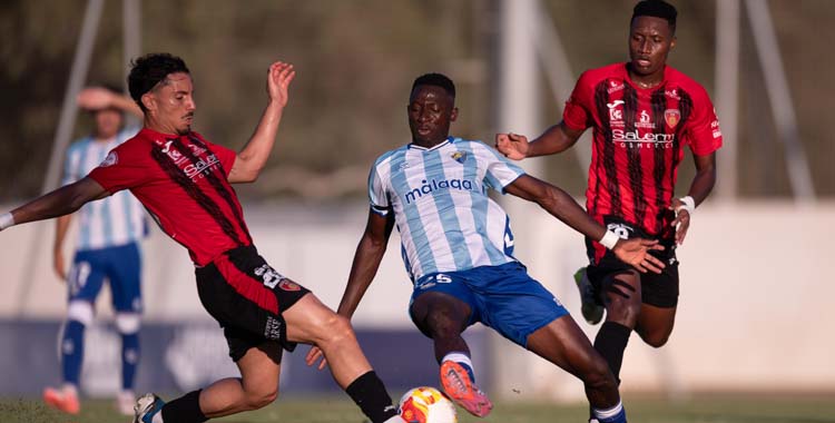 Lalo Hernández pugna con un jugador del Málaga B.