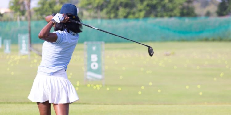 Liz Emiliano practicando su swing.