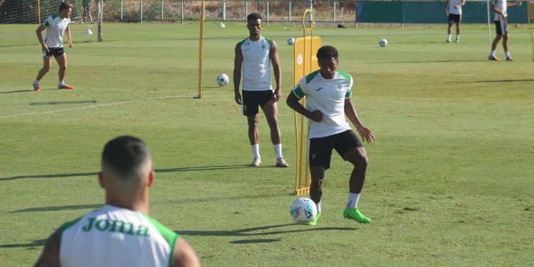 Marcelo avanza con el balón tras controlar con Dalisson al fondo.