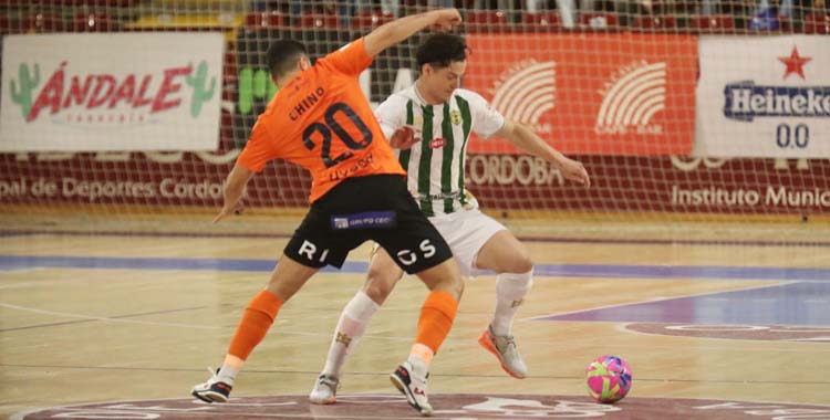 Murilo Duarte sortea a un jugador del Ribera Navarra.