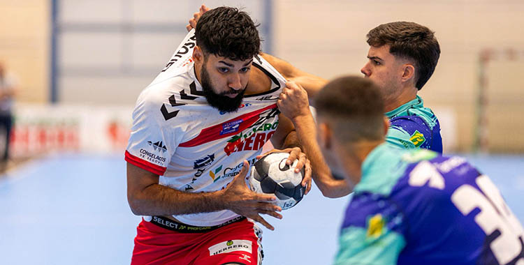 Un jugador del BM Nava intenta penetrar en la defensa del Ángel Ximénez.