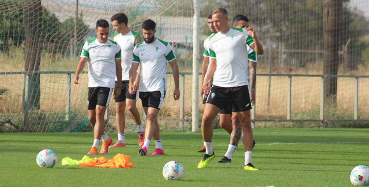 Los blanquiverdes en su último entrenamientos antes de recibir al Almería.