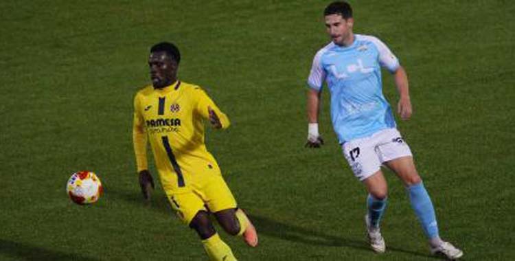 José Cruz presiona a Oluwaseyi.