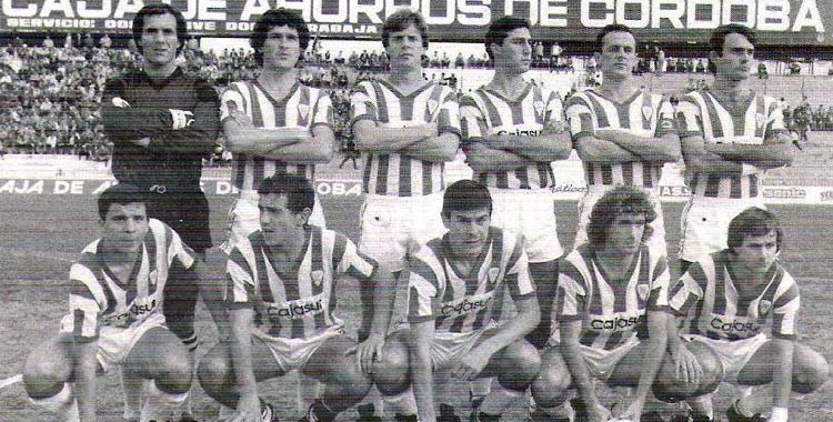 Revuelta, primero por la derecha de pie, en la campaña 1984-85.