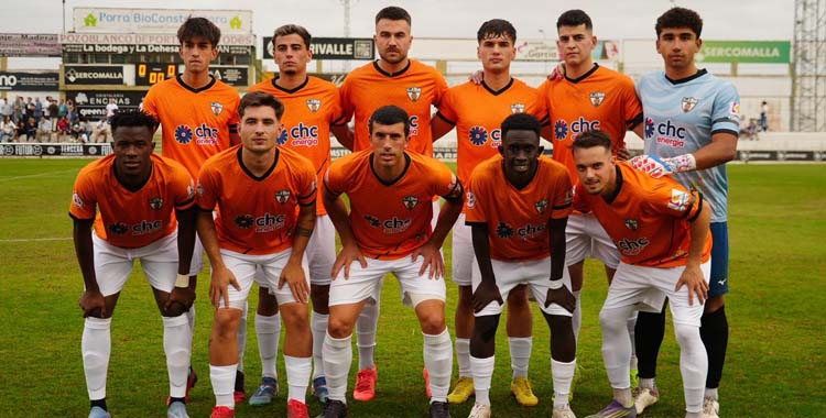 Formación del Pozoblanco ante el Atlético Onubense.