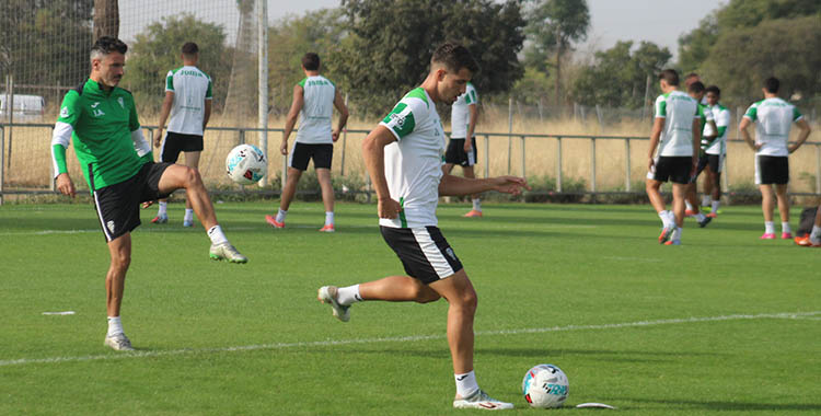 Iván Ania tocando el balón junto a Pedro Ortiz.