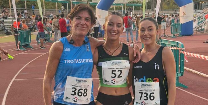 Podio de la vigésima Carrera de la Mujer.