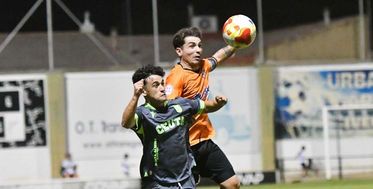 Pugna por el balón en un partido del Pozoblanco.
