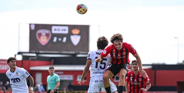 Rafita pugna con un rival por un balón aéreo.