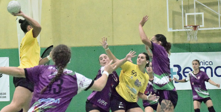 Nikki Blatché y Fátima Acuña intentando dificultar el lanzamiento de una jugadora lanzaroteña. Foto: Laclasi.es