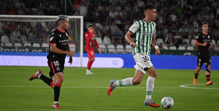 Requena conduce el balón ante la Cultural Leonesa.