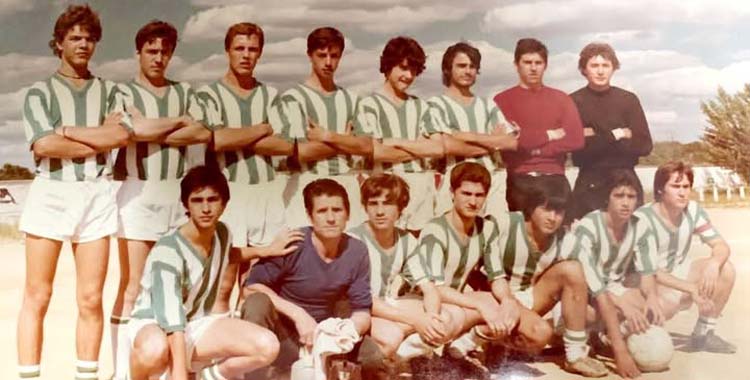 Revuelta, tercero por la derecha de pie, con el Córdoba Infantil.