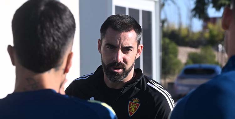 Rubén Sellés en su estreno como técnico maño.