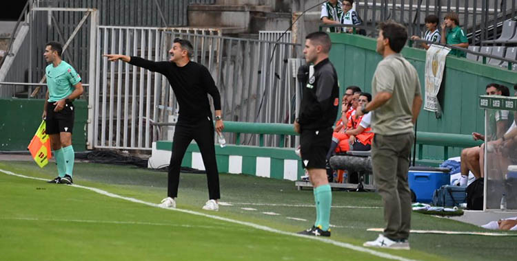 Iván Ania dando instrucciones en la banda con Rubi de espaldas.