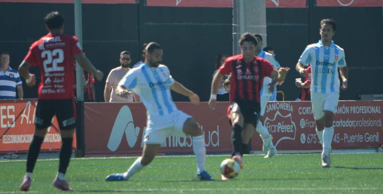 Rafita lucha por el balón con un jugador de La Unión Atlético.