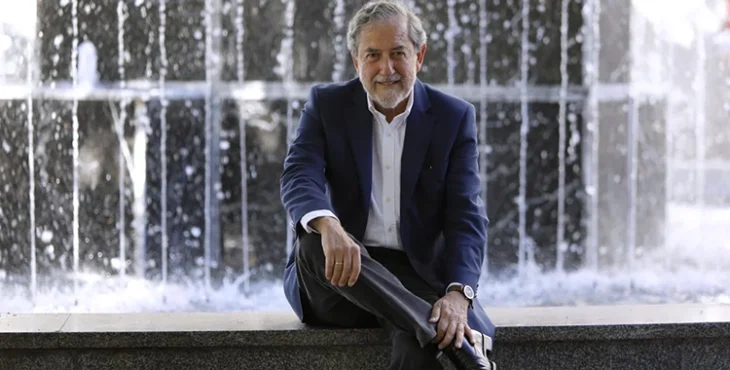 José Miguel Salinas posando en el bulevar del Vial Norte.