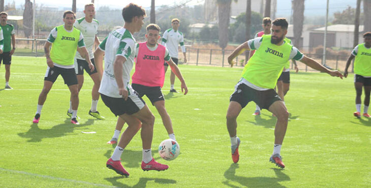 Jan Salas controla el balón ante Xavi Sintes, dos de los futbolistas que jugarán de inicio en Cieza ante la llegada de las rotaciones.