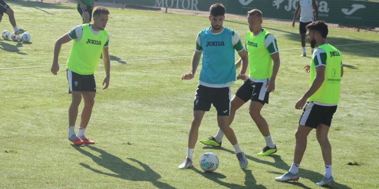 Theo Zidane aguanta el balón ante la presión de Isma Ruiz, Obolskii y Jacobo.