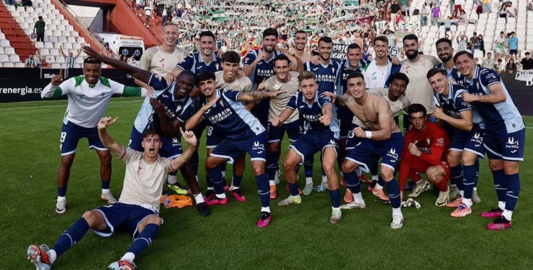 El plantel del Córdoba CF celebrando el triunfo en Albacete.