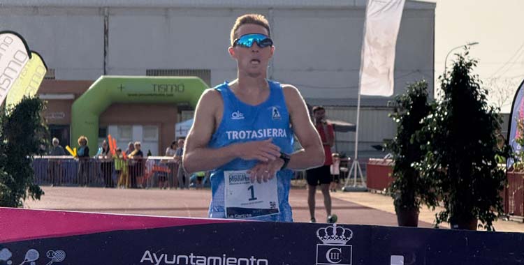 Sergio Ortiz en la meta del Memorial Joaquín Sánchez.