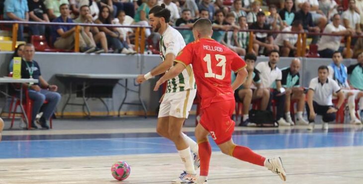 Zequi conduce el balón ante el Jimbee Cartagena.