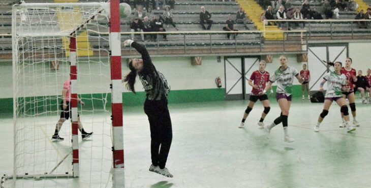 ¿Entró o no entró? Ángela Ruiz y Lucía Vacas siguen con la mirada un lanzamiento en el partido entre el Rahi-Sepisur Córdoba y el Cleba León. Foto: Laclasi.es