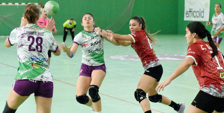 Lucía Vacas intenta un pase hacia Ángela Ruiz. Foto: Laclasi.es