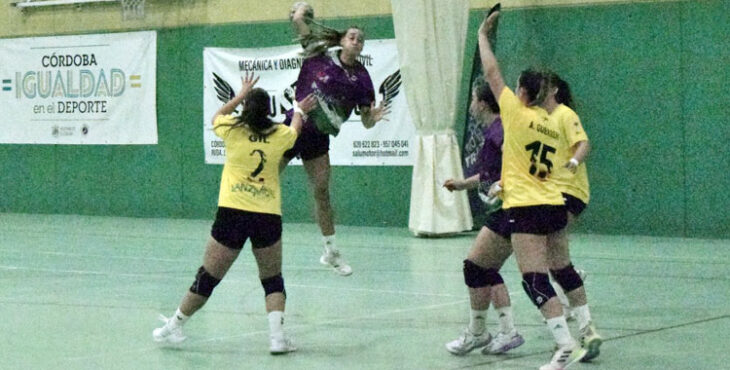 Camila Bonazzola lanza a puerta en un partido de esta campaña. Foto: Laclasi.es