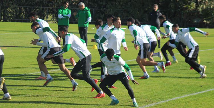 Adilson entrenando con sus compañeros enfilando la recta final de su grave lesión de ligamentos.