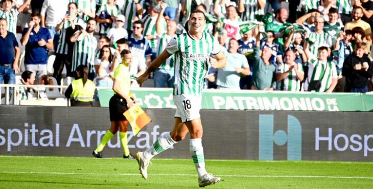 Exultante. Adrián Fuentes en la celebración posterior al tanto al Ceuta. Autora: Natalia Román